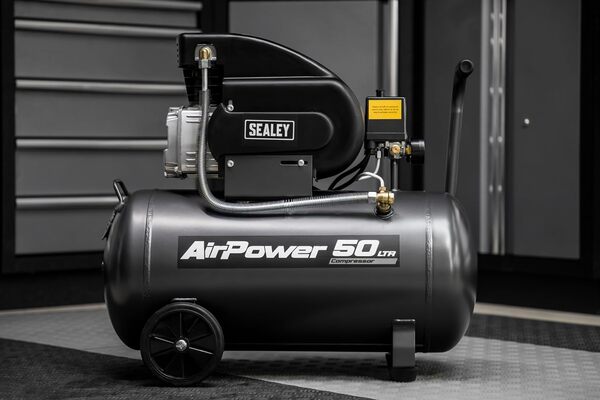 Sealey Compresseur d'air à entraînement direct avec kit d'accessoires d'air 4 pièces, 50 L, 2 CV, 6,35 CFM, 116 psi, 1,5 kW - SAC5020APK