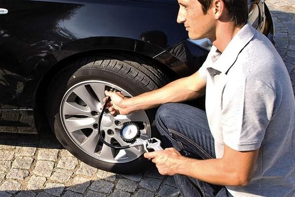 Einhell Compresseur TC-AC 190/24/8 (1500 W, Puissance d'aspiration 165 l/mn, Pression maximale 8 bar, Débit d'air 0, 4, 7 bar : 110 l/m, 75 l/m, 55 l/m, Capacité de la cuve: 24 L)