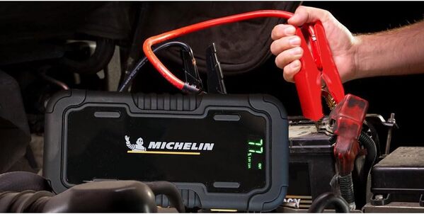Michelin MJS160 Jump Starter et Power Bank | Aide au démarrage 16 000 mAh | Courant de crête de 2000 A / 12 V pour véhicules | Lumière LED | Convient pour 6 l Essence et 4,0 l Diesel