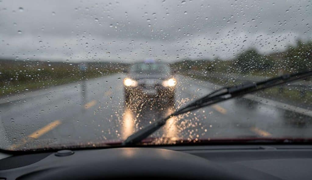 Comment adapter sa conduite par temps de pluie : conseils pratiques