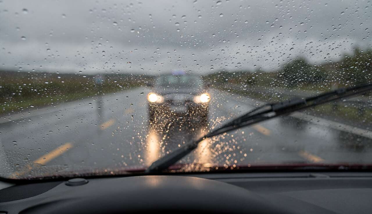 Comment adapter sa conduite par temps de pluie : conseils pratiques