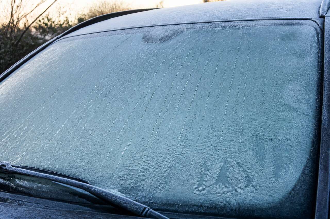 Dégivrer un pare-brise sans chauffage quand buée et givre se cumulent Dégivrer un pare-brise sans chauffage quand buée et givre se cumulent